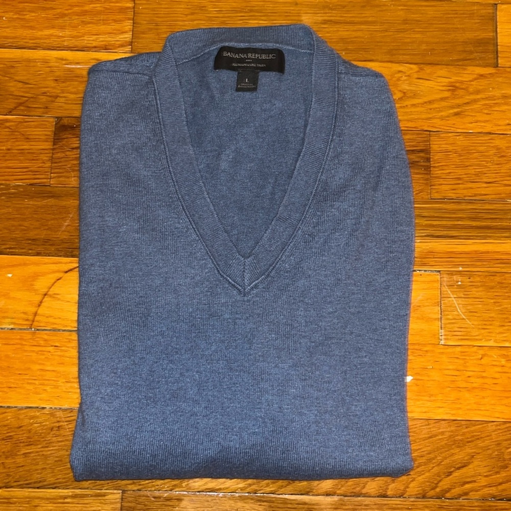 🌴⭐️ Banana Republic V Neck Sweater - EUC